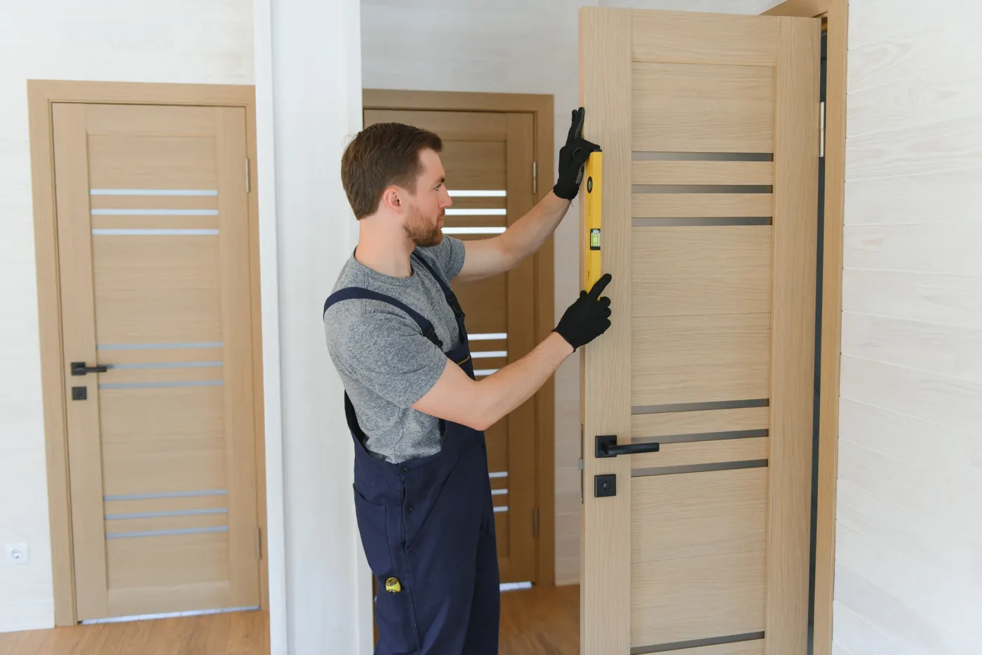Installation et alignement d'une porte intérieure dans un logement à Tremblay-en-France
